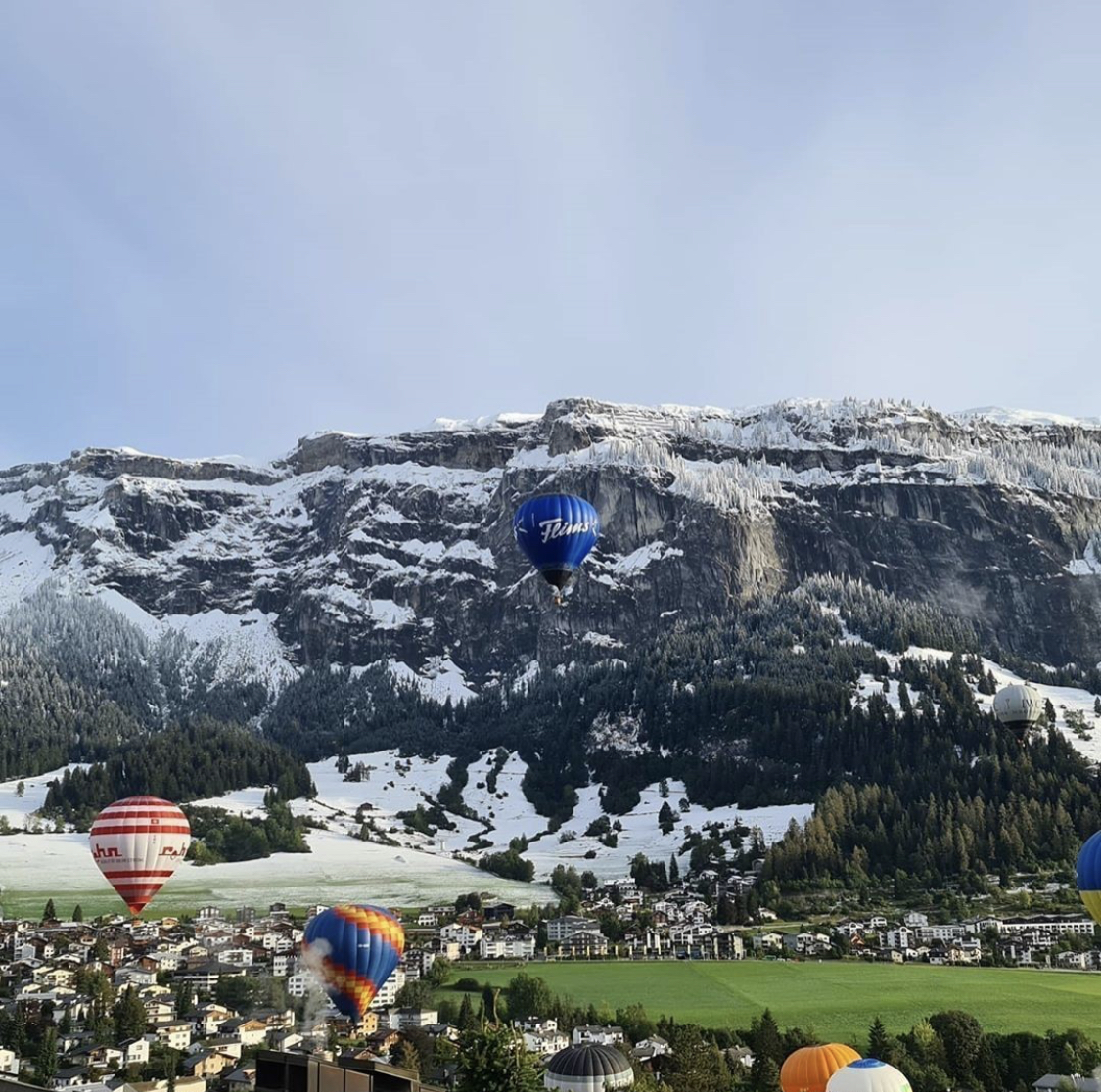 Heissluftballons über Flims mit Bergpanorama