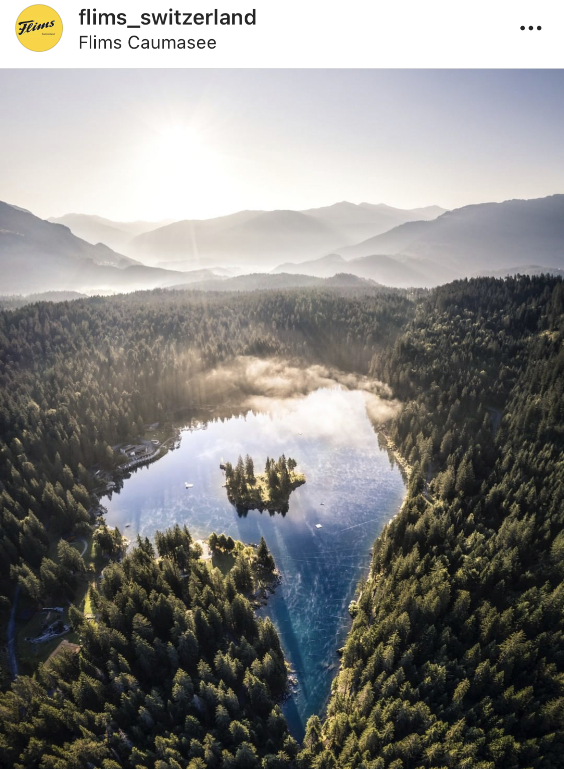 Caumasee von oben — der berühmte türkisfarbene Bergsee